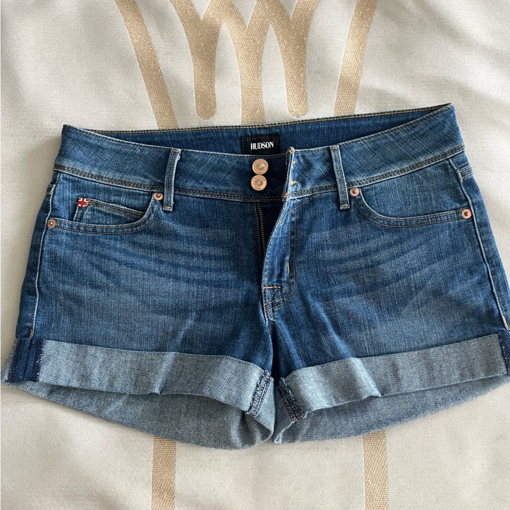 Hudson Jean shorts
Croxley mid thigh short
Size 27